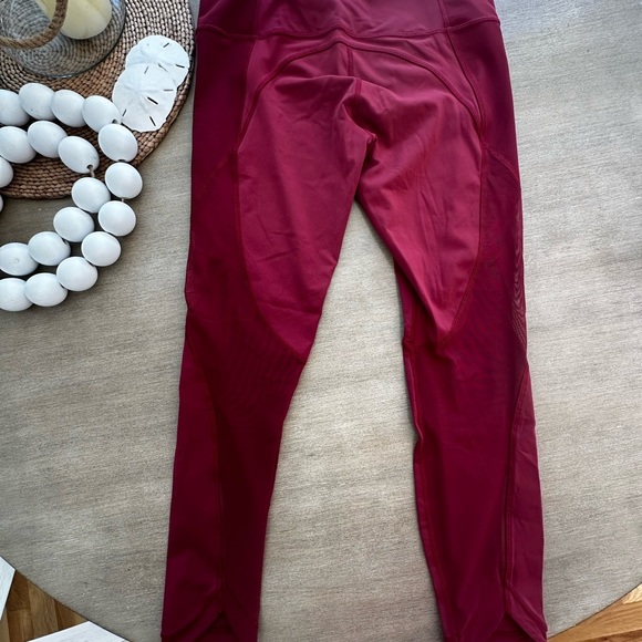 Lululemon women’s 8 lace mesh detail Burgundy Leggings - Picture 10 of 13
